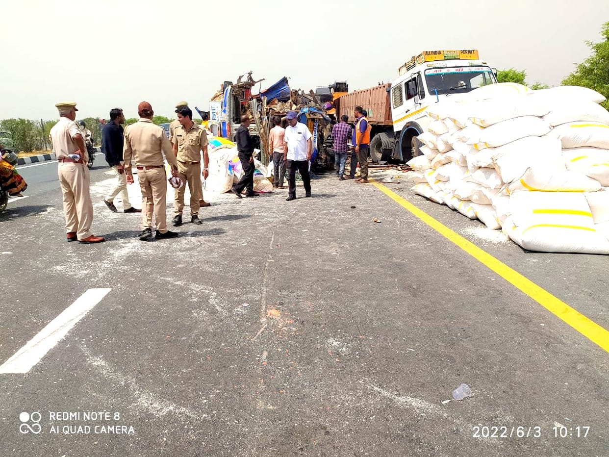 A truck full of illegal liquor overturned in Kannauj, two people injured, villagers looted liquor