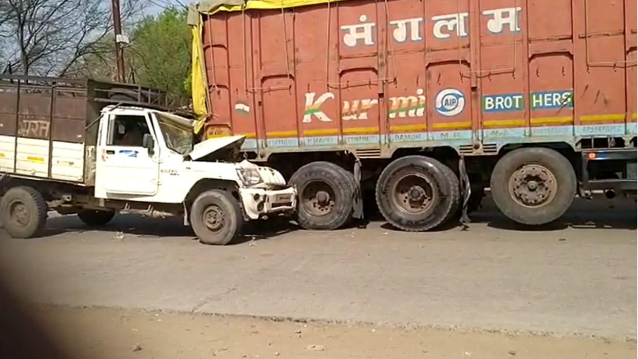 Damoh News: Pickup vehicle collided with parked truck, 30 people injured returning from marriage ceremony