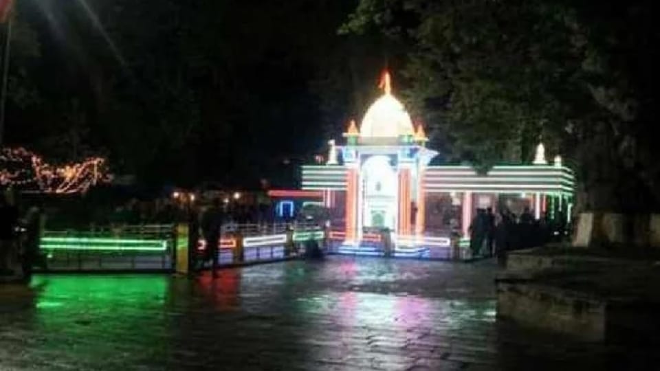 Kheer Bhawani Mela at Ganderbal Kheer Bhawani mandir Kashmiri Pandits arrived bowed their heads and prayed