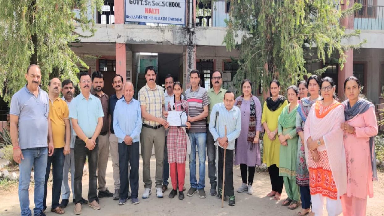 Komal of Himachal's Hamirpur first at the national level in folk group singing