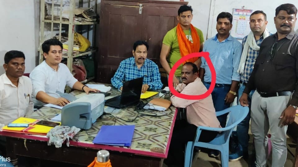 Mandla: Revenue inspector arrested taking bribe, together with patwari was demanding 12 thousand rupees for demarcation