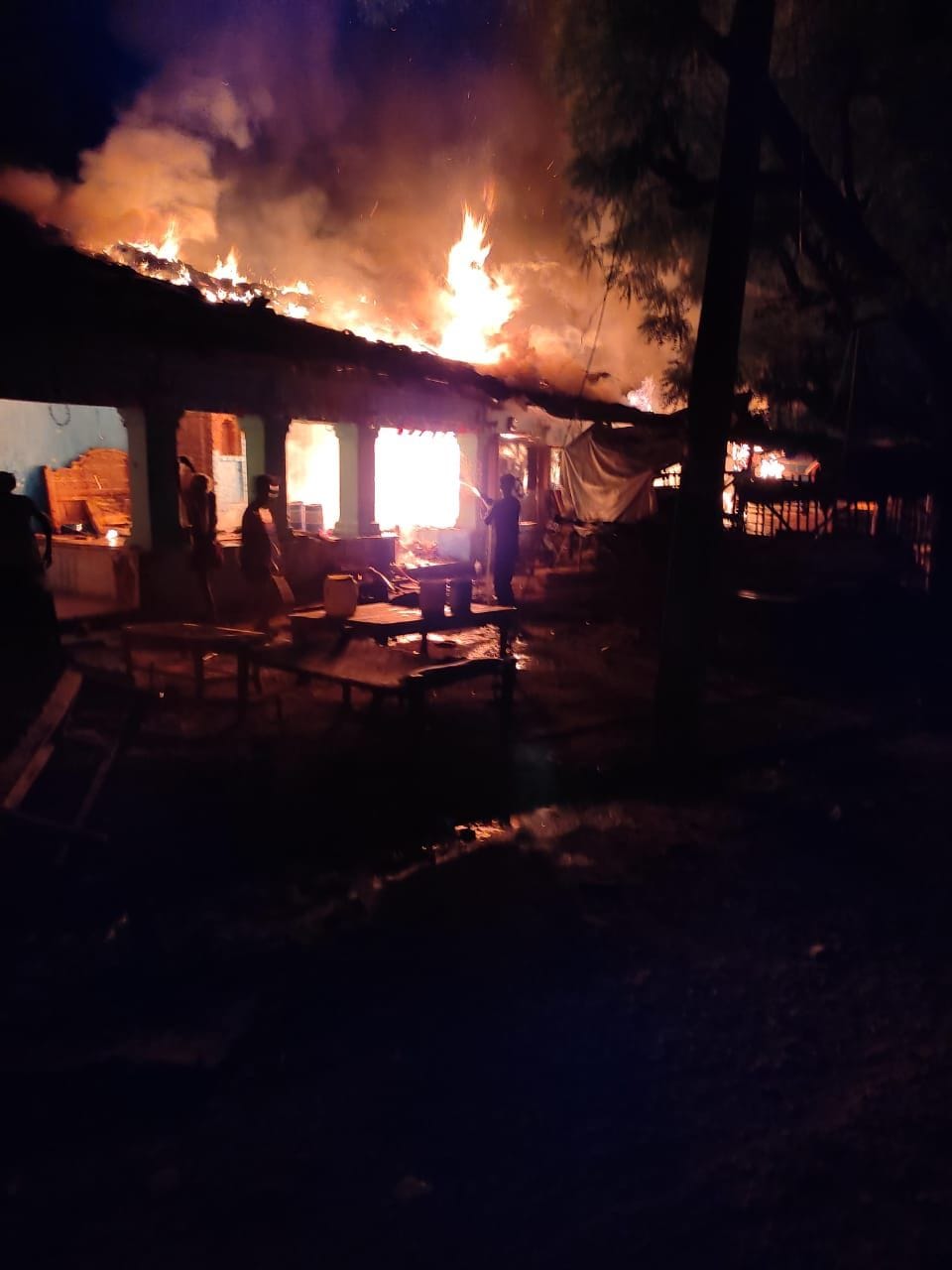 Massive fire broke out in Katra Kalinjar's furniture factory