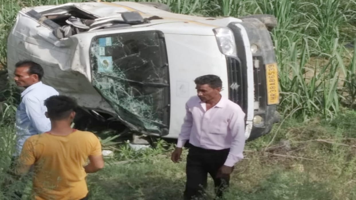 moradabad road accident today Uncontrolled vehicle fell in the field below the road