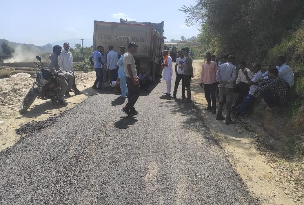 mandi news, himachal news, chelcoewk-moviseri road, taring, coaltar, soil village protest