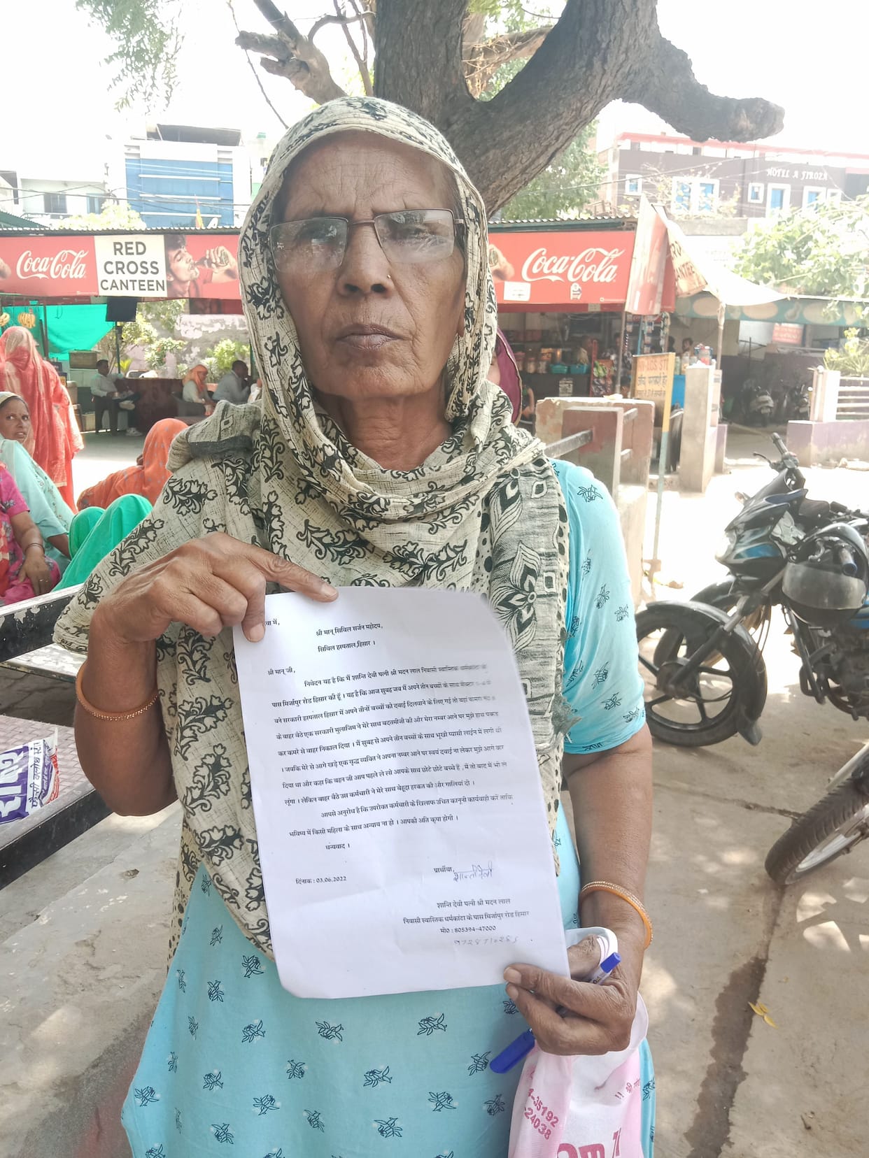 The health worker took out the elderly woman who went to take medicine, tore the slip, did not allow the medicine to be taken