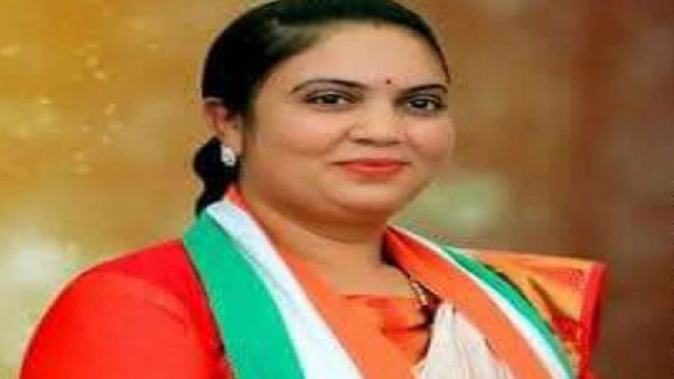 Burhanpur: Order to file fraud case against BJP MLA Sumitra Kasdekar, know what is the matter