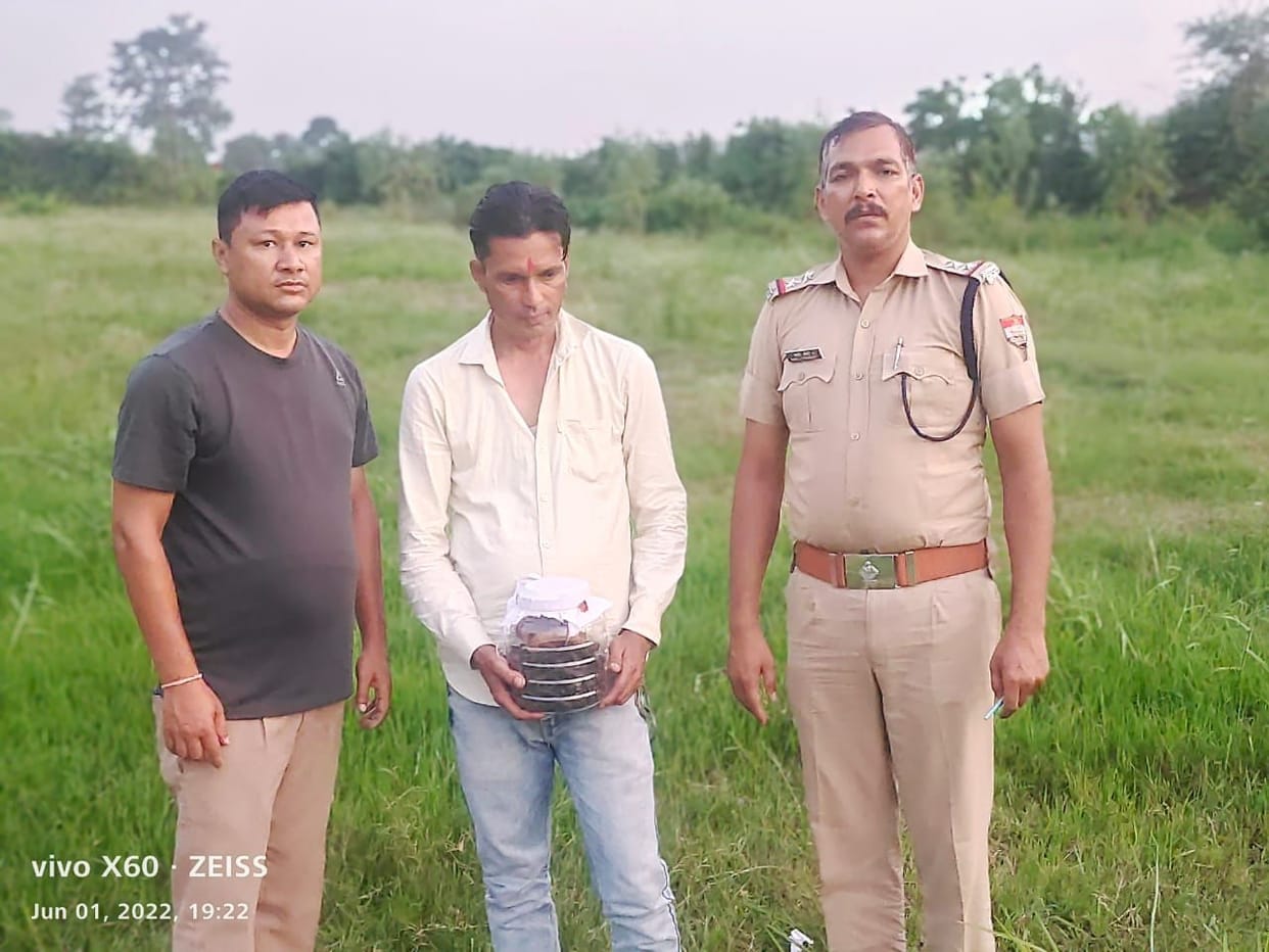 Charas was brought tied with tape, smugglers caught