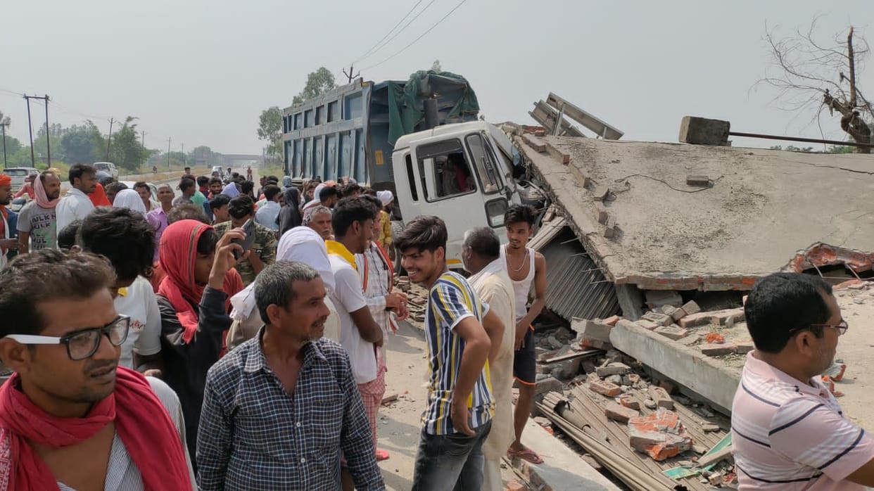 Dumper entered roadside shops, loss of lakhs