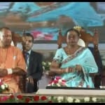 मंच पर सीएम योगी, राष्ट्रपति रामनाथ कोविंद और उनकी पत्नी सविता कोविंद।
