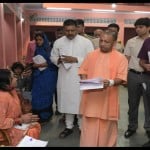 गोरखपुर जनता दरबार में फरियाद सुनते सीएम योगी।