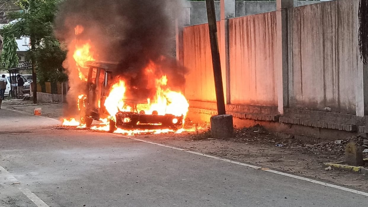 fire broke out in car of a awas vikas engineer in Vasundhara Sector 16 Ghaziabad.
