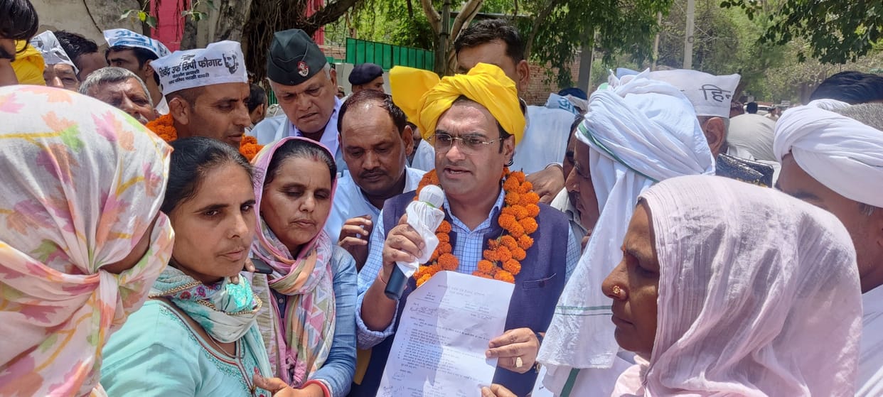 Anganwadi workers handed over demand letter to AAP MLA