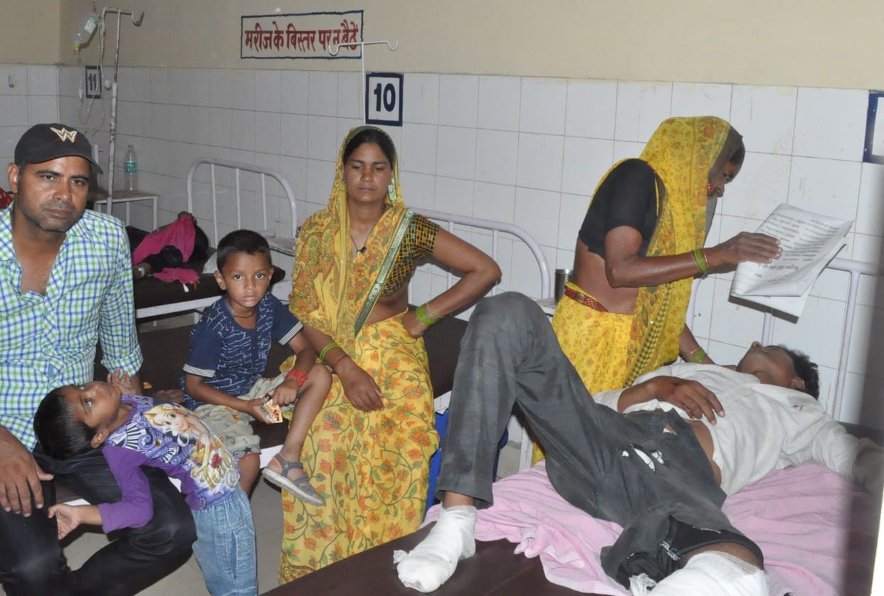 Hathras: Due to the power failure in the district hospital, the patient and hospitality remained upset.