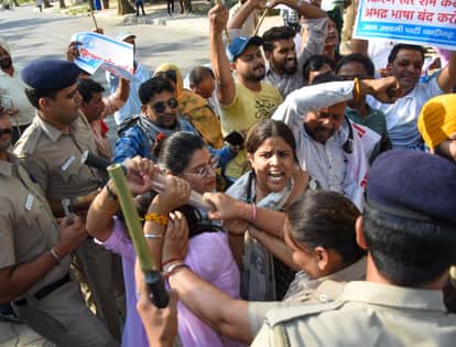 भाजपा कार्यालय के पास प्रदर्शन के दौरान आप कार्यकर्ताओं को रोकते पुलिसकर्मी।