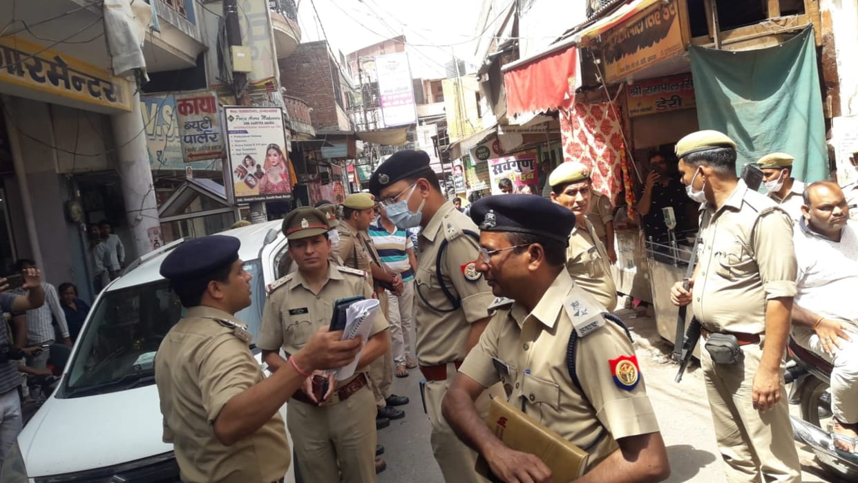 Bulandshahr robbery in jeweler shop goons show pistol looted 11 chains of 12 lakh rupees