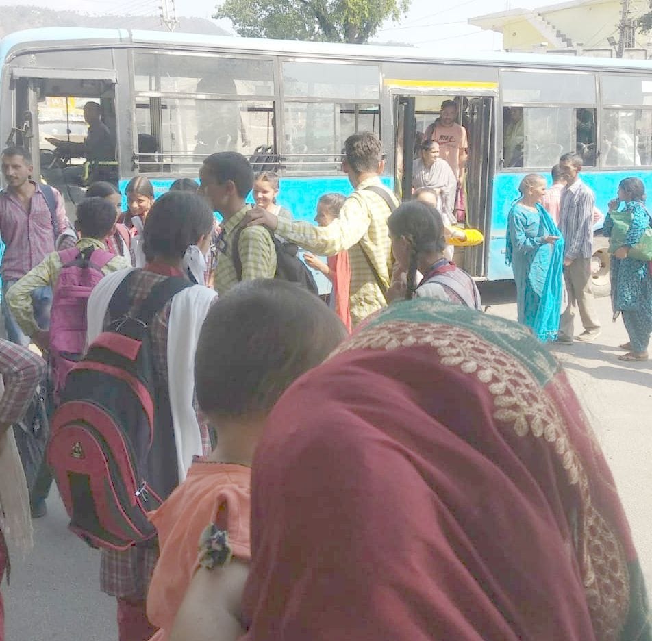 Two government buses gasped in the middle