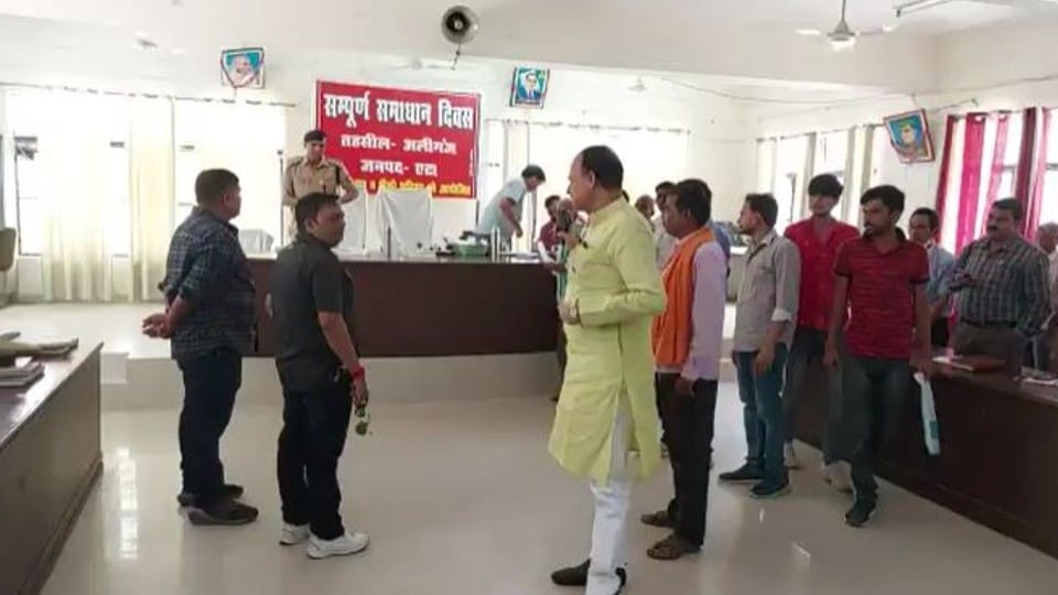 BJP MLA Satyapal Singh Rathore get angry for not seeing his nameplate and chair in tehsil divas etah