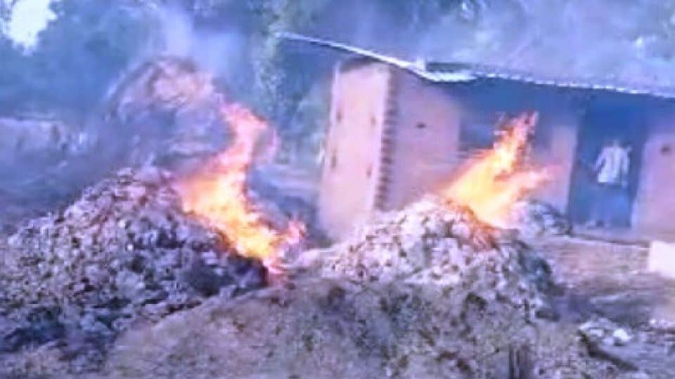 massive fire broke out and many houses burnt in the village Kasganj