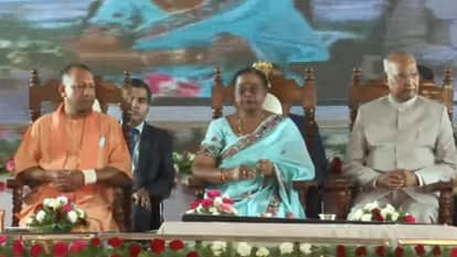 मंच पर सीएम योगी, राष्ट्रपति रामनाथ कोविंद और उनकी पत्नी सविता कोविंद।