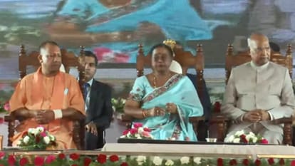मंच पर सीएम योगी, राष्ट्रपति रामनाथ कोविंद और उनकी पत्नी सविता कोविंद।