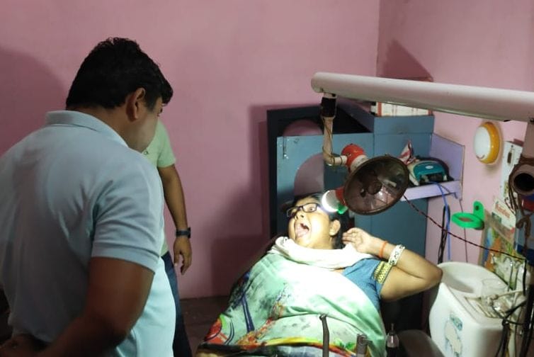 hardoi news,Fraud found in unregistered clinic by uprooting woman's teeth