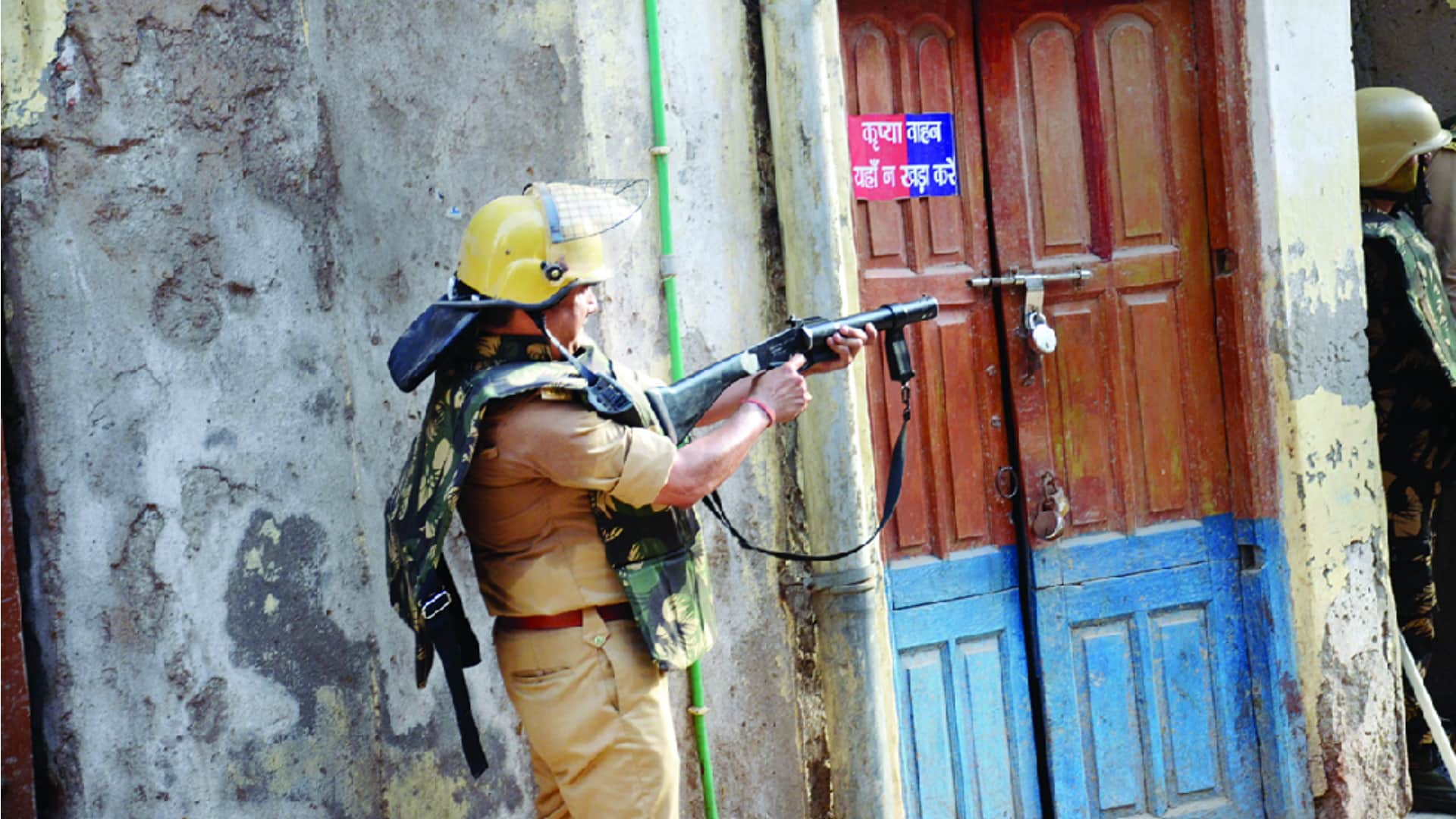 Kanpur Violence Clash Photos How Stone Pelted in Area See in Photos Latest News in Hindi