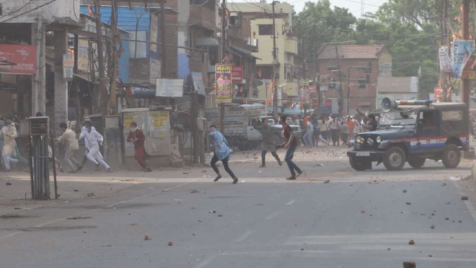 Kanpur Violence Clash Seven policemen were in front of a crowd of thousands for 45 minutes