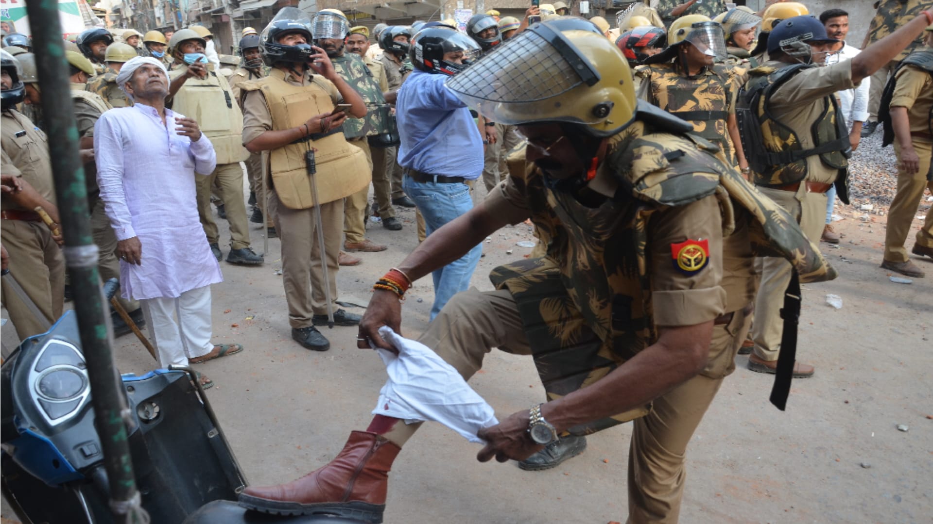 Kanpur Violence Update miscreants created a ruckus for about five hours miscreants surrounded the police stone pelted from three sides See photos