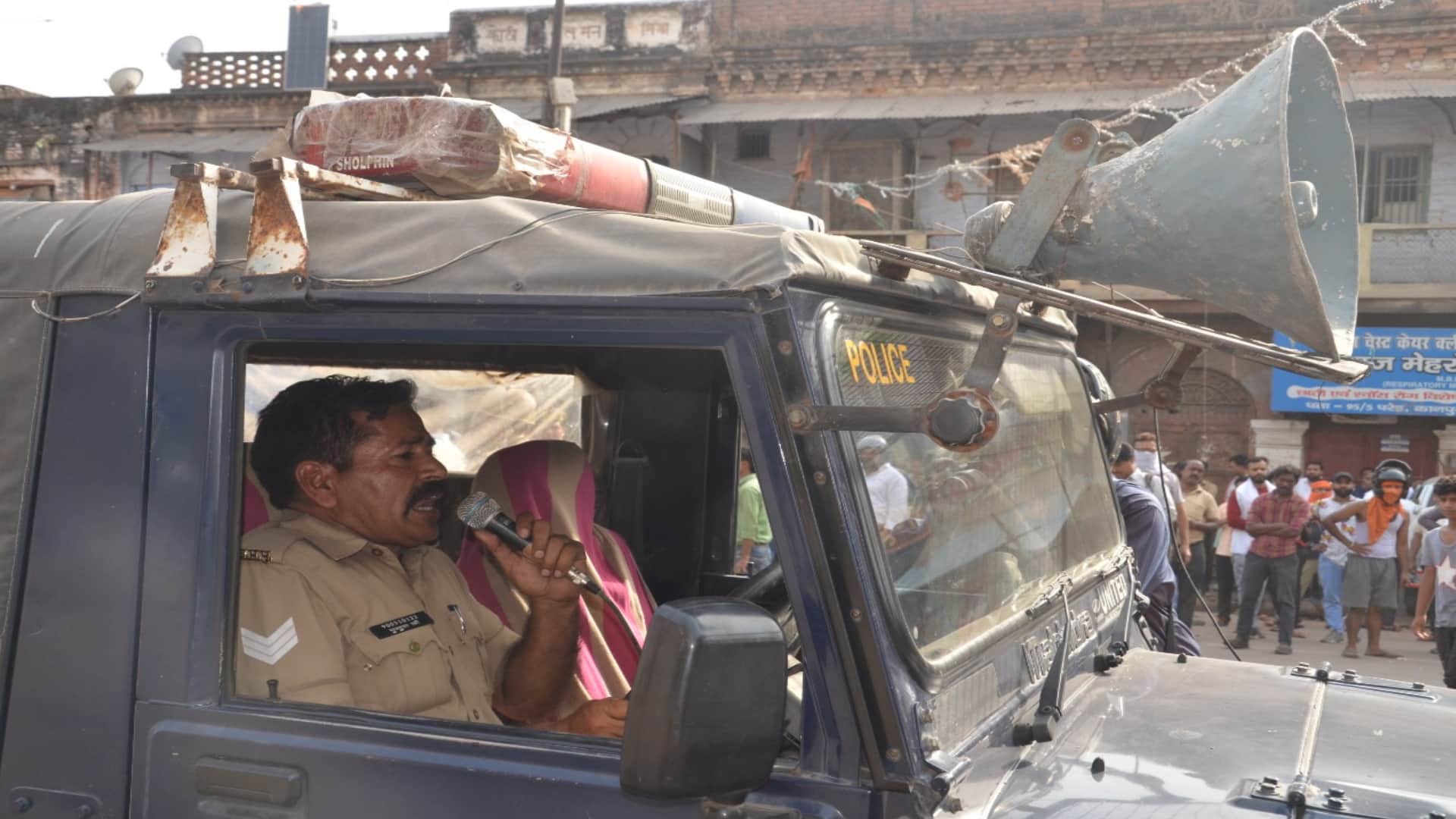 Kanpur Violence Clash Seven policemen were in front of a crowd of thousands for 45 minutes