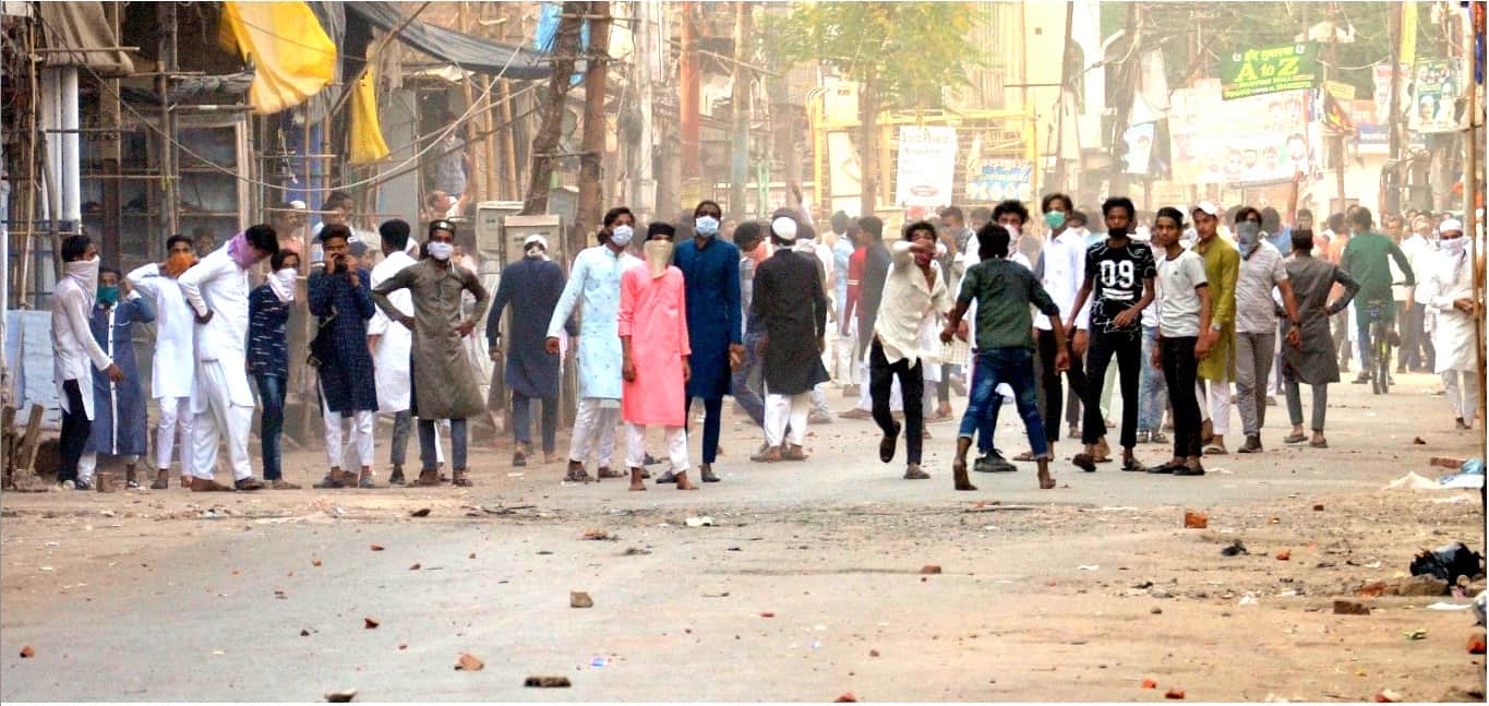 Kanpur Violence Clash Photos How Stone Pelted in Area See in Photos Latest News in Hindi