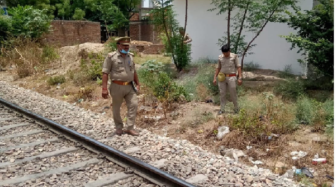 young man jumped in front of the train after calling his aunt