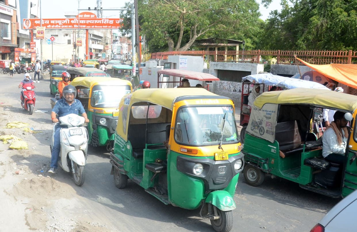 When people board the e-bus... then what is the need of e-rickshaw tempo