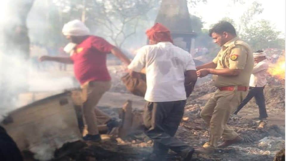 massive fire broke out and many houses burnt in the village Kasganj
