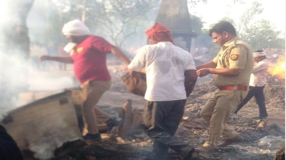 massive fire broke out and many houses burnt in the village Kasganj