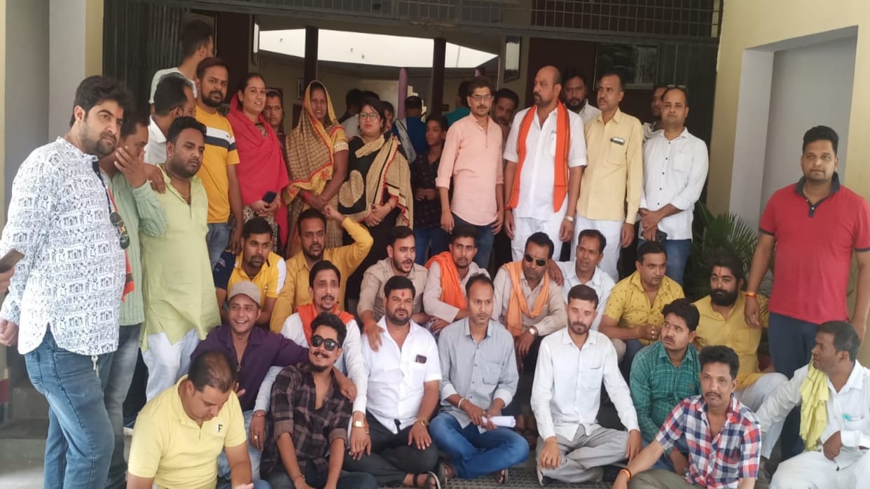 Lalitpur BJP workers protest at SP Office against assault of nagar mahamantri