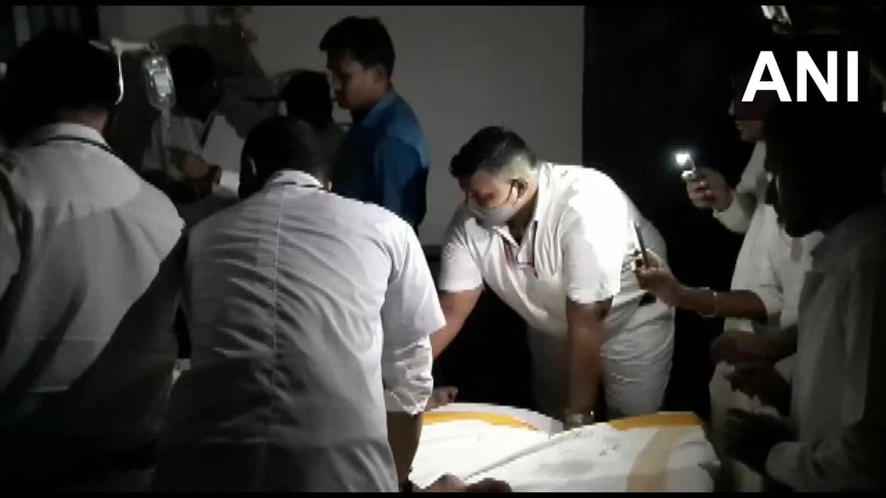 Bihar: Doctors treat patients using mobile phone lights Due to power cut in Sadar Hospital of Sasaram