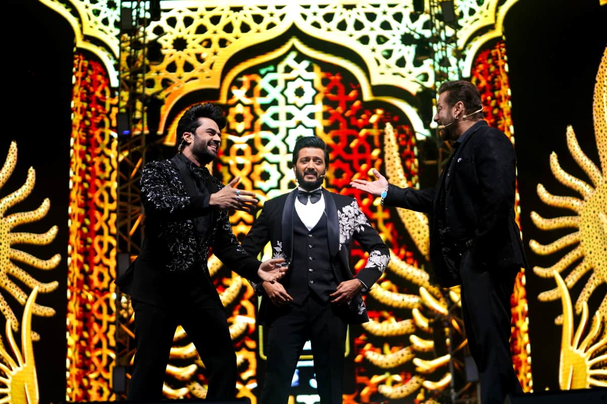 Manish Paul presents his best comic side at iifa 2022 host with riteish deshmukh salman khan kriti Tamannaah Genelia