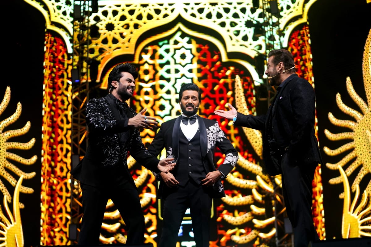 Manish Paul presents his best comic side at iifa 2022 host with riteish deshmukh salman khan kriti Tamannaah Genelia