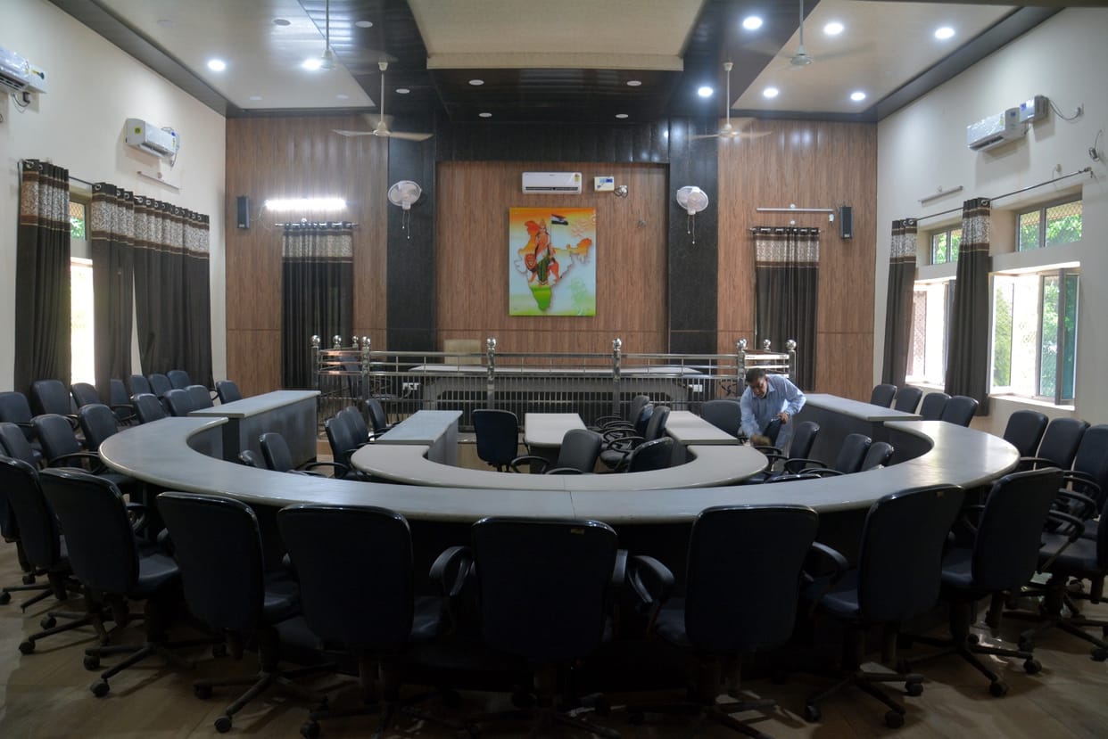 The auditorium of the municipality shines with 17.5 lakhs