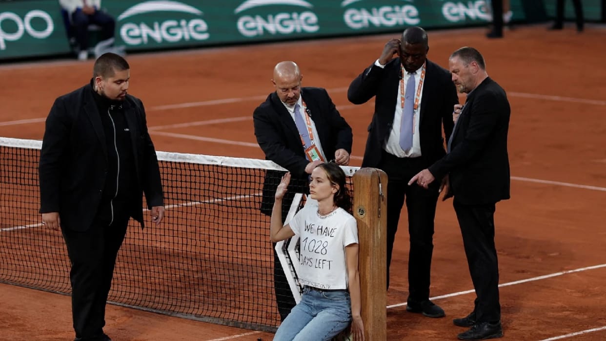 Climate Change activist tied herself with net during French Open Semifinal to warn everyone