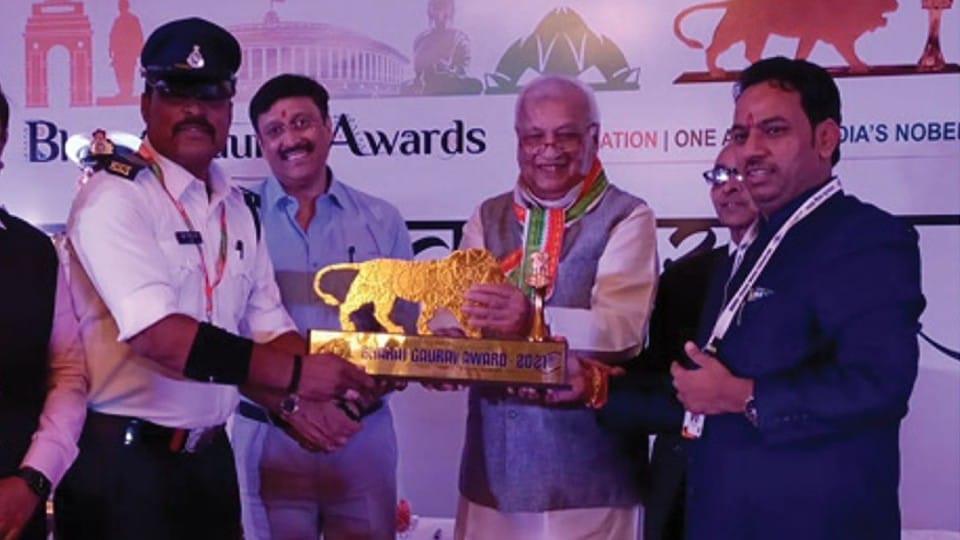 Indore News: Ranjeet Singh, who handled traffic while dancing, received Bharat Gaurav Award, 155 awards in 23 years of service