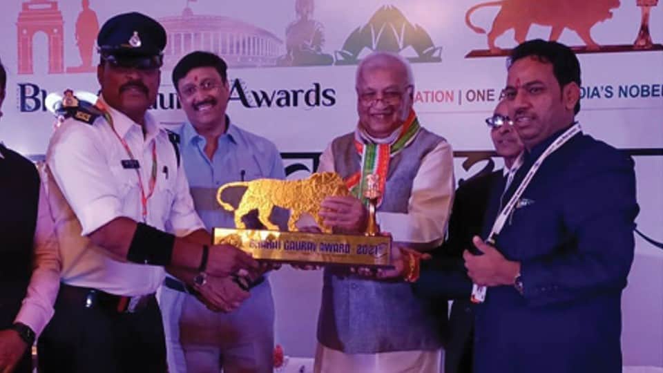 Indore News: Ranjeet Singh, who handled traffic while dancing, received Bharat Gaurav Award, 155 awards in 23 years of service