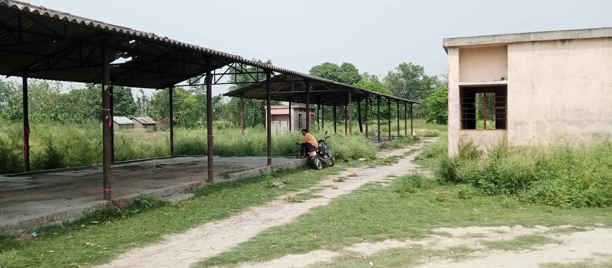 Silence in the market, shops are on the road, people struggle with jam