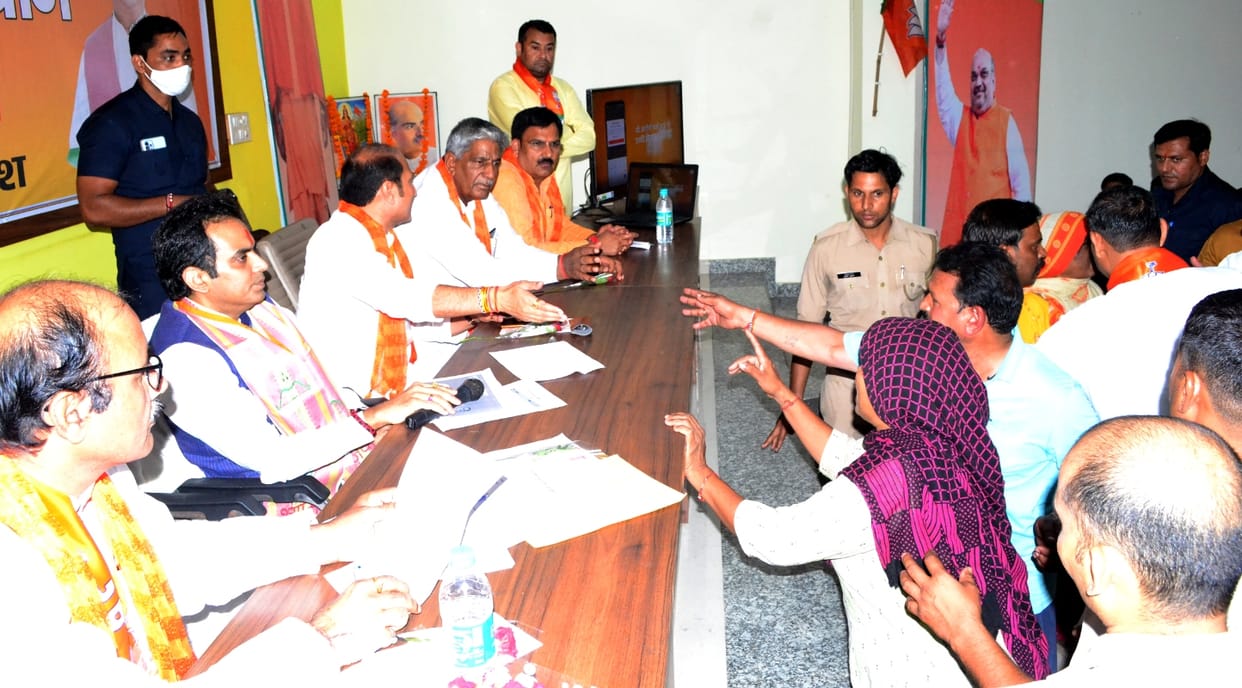 Uproar of Akash's family at BJP office