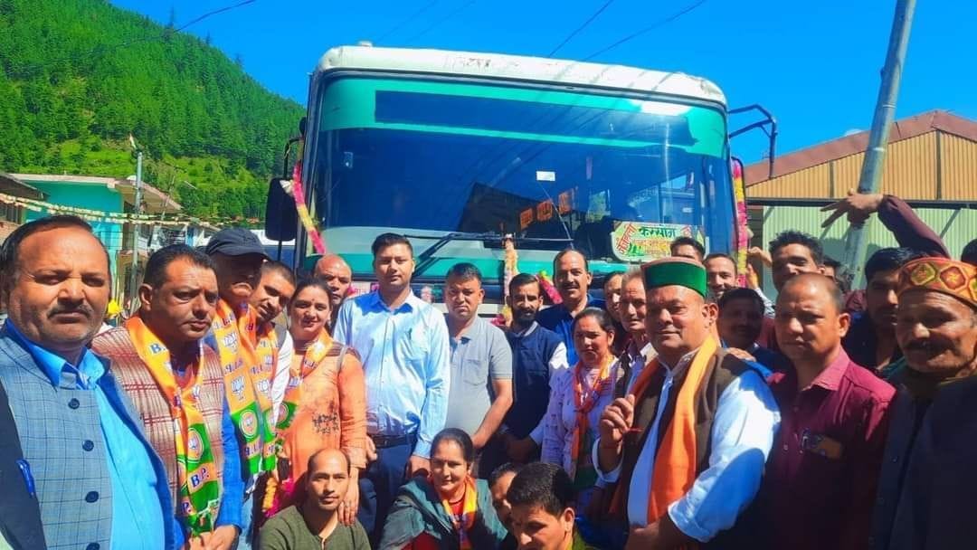 Bus reached from Shimla to Via Karsog Janjehli, welcomed with a necklace