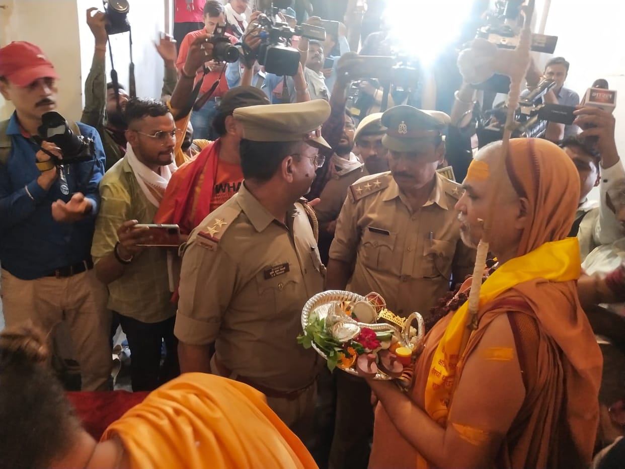 Gyanvapi masjid shivling worship Swami Avimukteshwaranand sitting on protest police tight security varanasi news in hindi