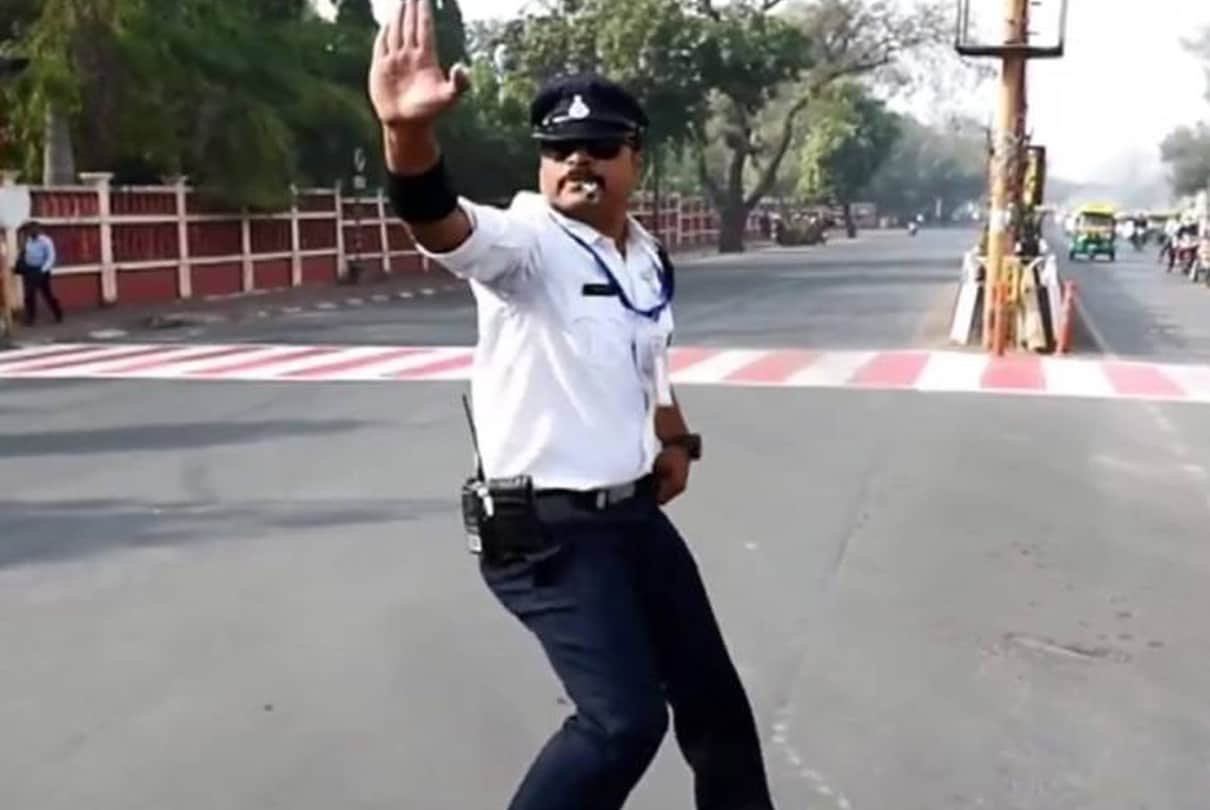 Indore News: Ranjeet Singh, who handled traffic while dancing, received Bharat Gaurav Award, 155 awards in 23 years of service