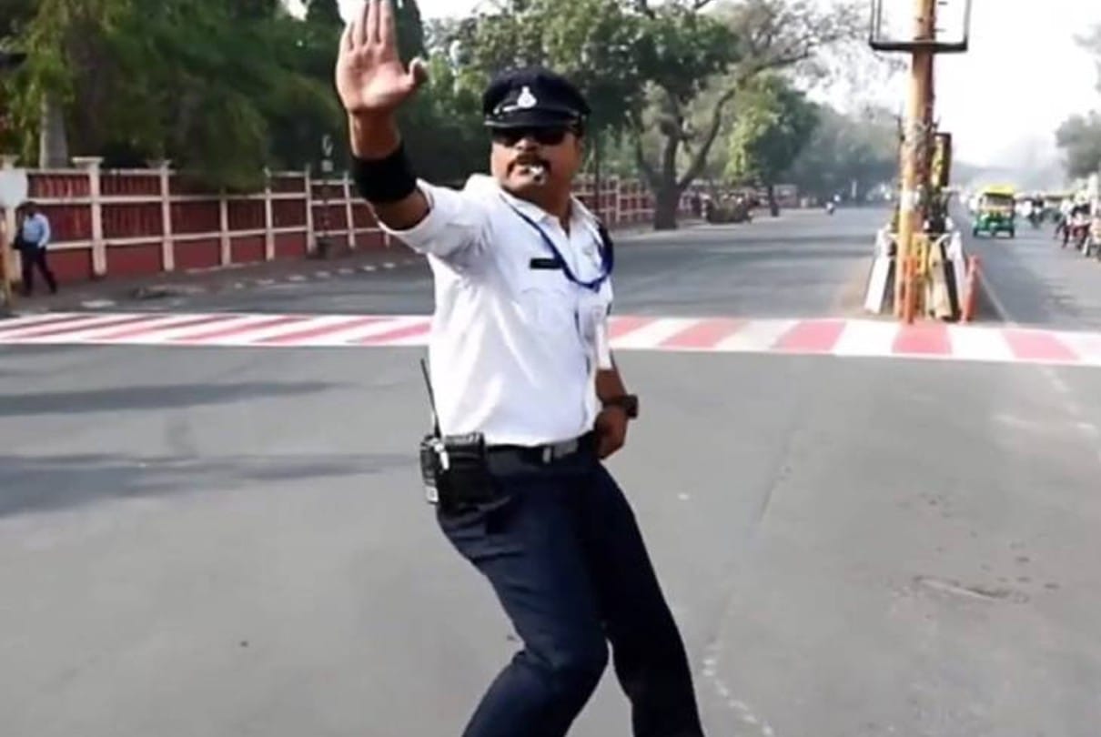 Indore News: Ranjeet Singh, who handled traffic while dancing, received Bharat Gaurav Award, 155 awards in 23 years of service
