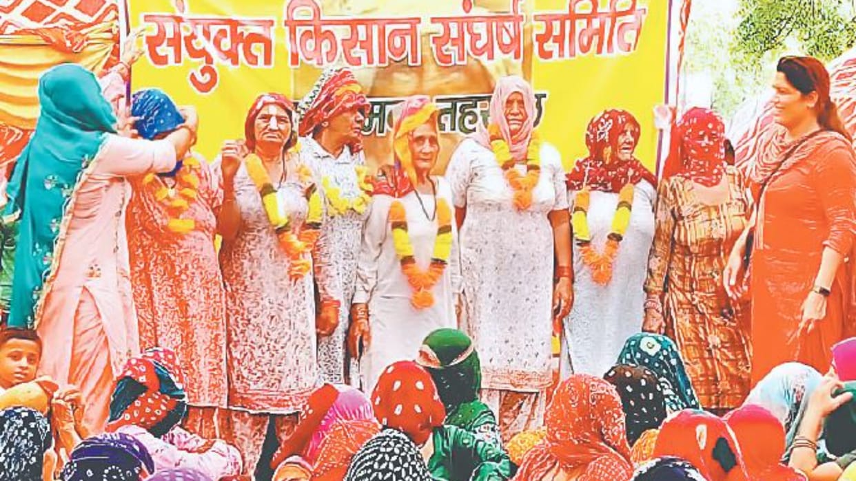 Farmers sitting on dharna announced no entry of BJP-JJP leaders in 20 villages of Hisar
