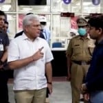 अधिकारी को फटकार लगाते गहलोत